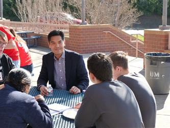 Ed Manansala eating lunch with students